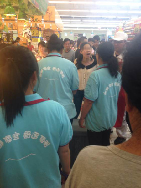 Рассерженная китаянка довела до сердечного приступа запретившую ее ребенку справлять нужду работницу супермаркета