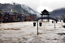 Сильные проливные дожди вызвали наводнение в древнем китайском городе Фэнхуан в провинции Хунань.