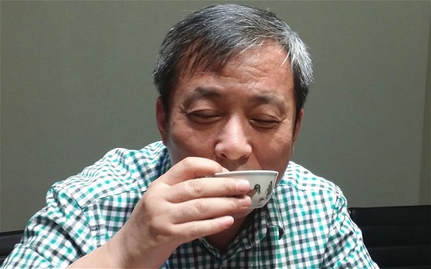 Лю Ицянь пьет чай из 500-лентней чаши. Фото: Sotheby’s