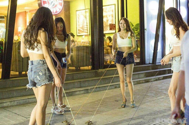 Девушки с крабами на поводке привлекали посетителей в пекинский ресторан