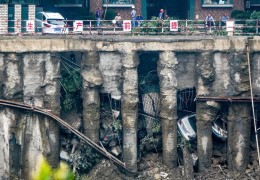 Рухнувшая опорная конструкция на стройке погребла под собой несколько машин, Чэнду, провинция Сычуань