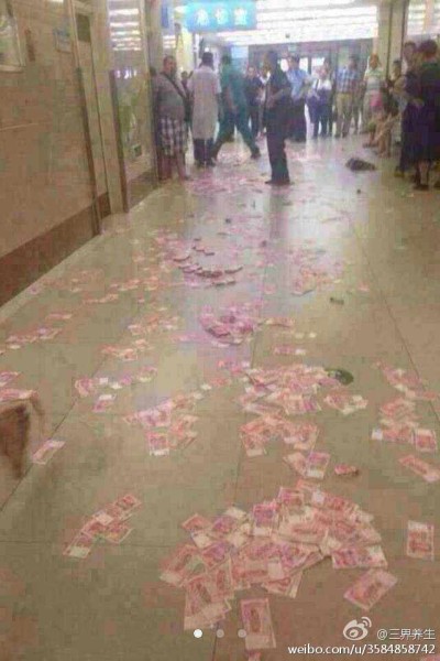 Китаец швырнул в бросившую его ради другого девушку миллион юаней