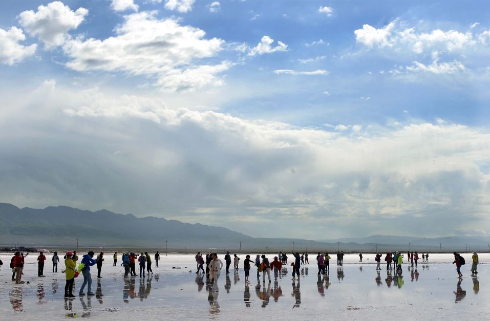 Туристы на соленом озере Чака, уезд Улань, провинция Цинхай.