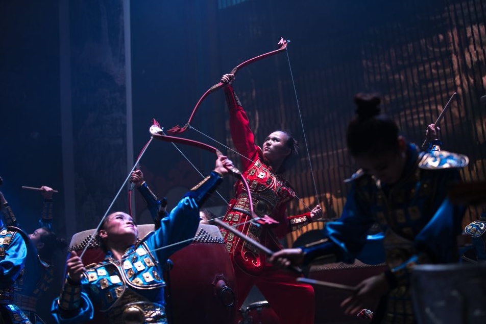 Женский оркестр ударных инструментов «Красный мак» во время выступления в мюзикле "Мулан" в Нью-Йорке. 