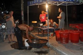 В Шаньси сельские жители зарабатывают до 1000 юаней за ночь, собирая цикад