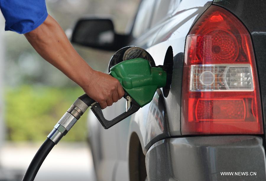 Китай шестой раз за год понизил цены на бензин