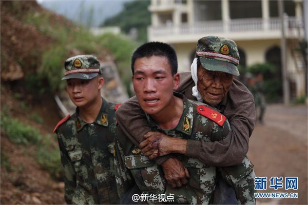 Почти 400 человек погибли при землетрясении в Юньнани