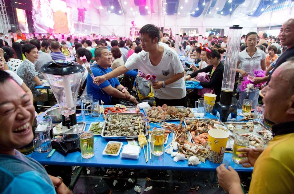 Пивной фестиваль в Циндао, провинция Шаньдун. 