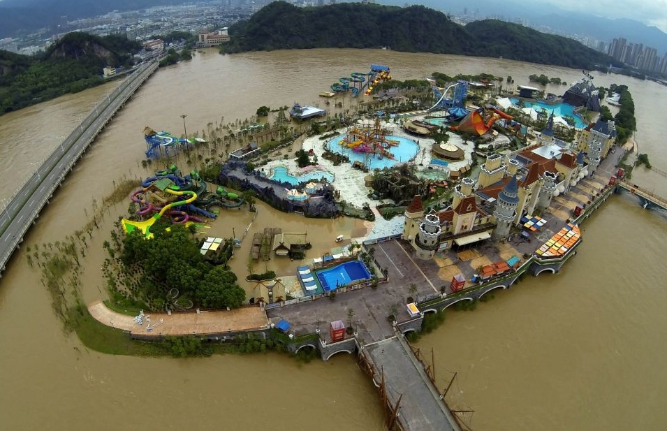 Затопленный парк аттракционов в городе Лишуй, провинция Чжэцзян. В последние дни на провинцию обрушились сильнейшие ливни. 