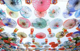 Зонтики из масляной бумаги на выставке в честь Дня образования КНР, Лучжоу, провинция Сычуань.