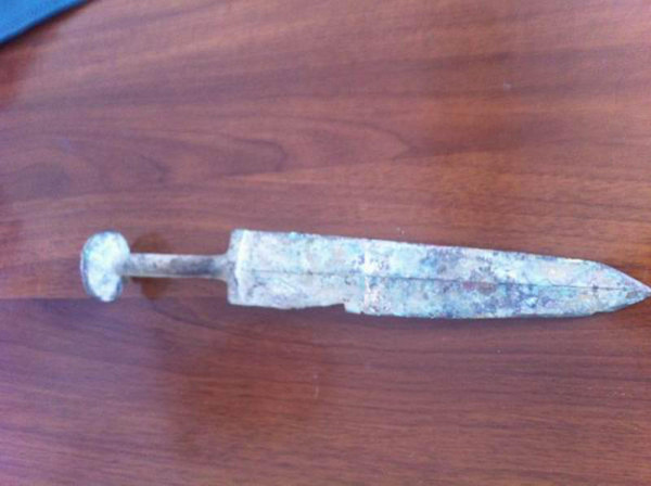 В Китае мальчик нашел в реке меч возрастом более 3000 лет