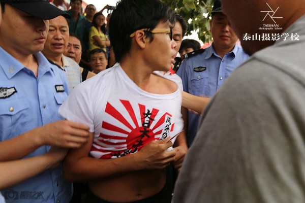 Китаец рассердил соотечественников футболкой с флагом императорского флота Японии