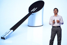 Глава Baidu Робин Ли презентует «умные» палочки.