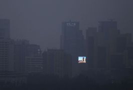 LCD дисплей на одном из зданий во время смога в Пекине.