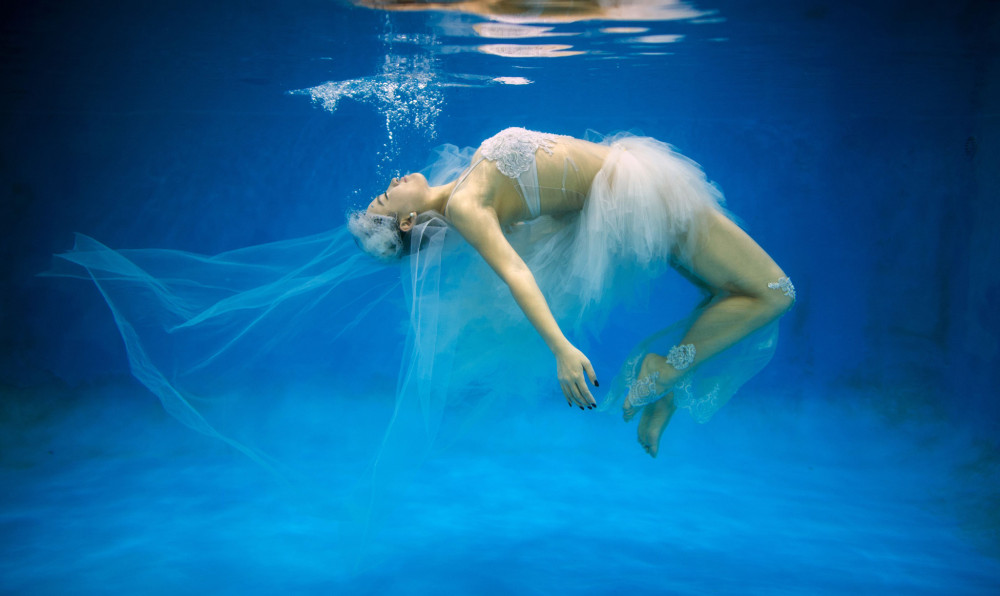 Лэн Юйтин позирует под водой во время своей свадебной фотосессии в Шанхае