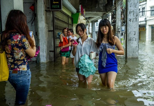 Затопленные из-за тайфуна «Калмэджи» улицы г. Хайкоу (провинция Хайнань)