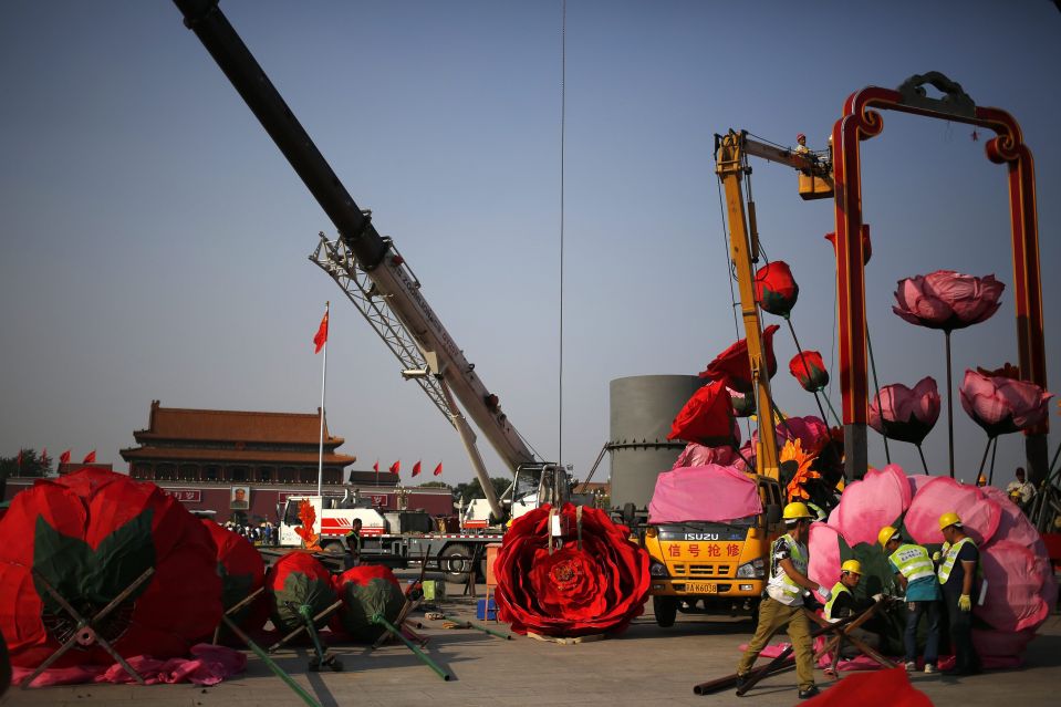 На площади Тяньаньмэнь в Пекине в преддверии национального праздника — Дня образования КНР, который отмечается 1 октября, устанавливают гигантские декоративные цветы