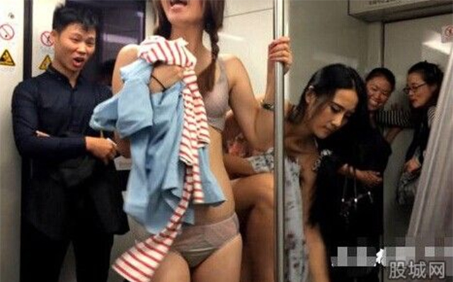Жители Шанхая возмущены необычной акцией с раздеванием в метро