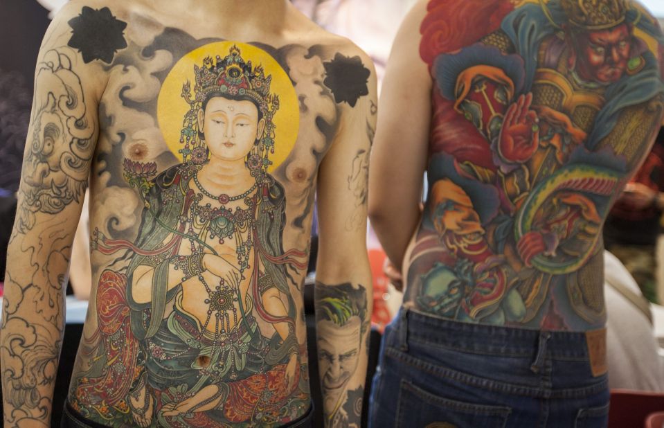 Посетители тату-фестиваля в Гонконге демонстрируют свои тела.