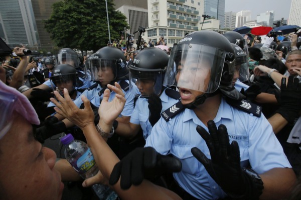 В Гонконге произошли столкновения сторонников Пекина и протестующих