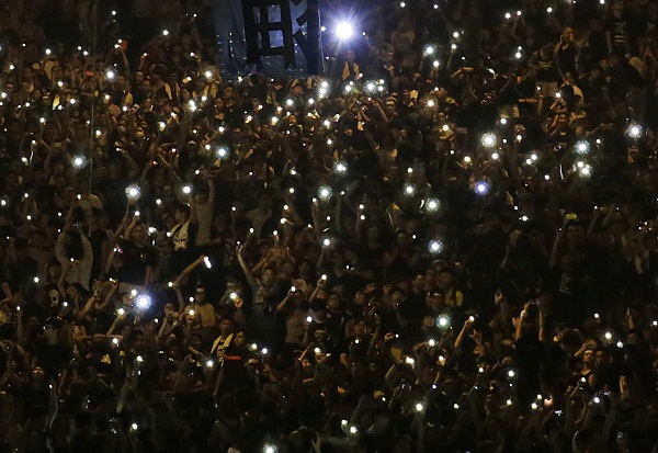 Против гонконгских протестующих запущен мобильный вирус