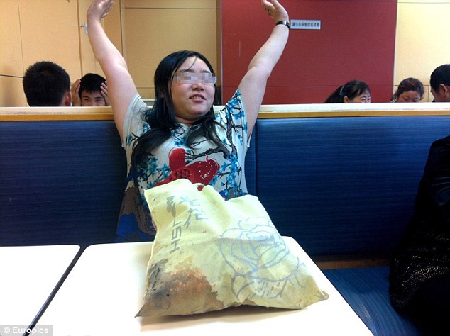 Брошенная парнем китаянка прожила неделю в KFC