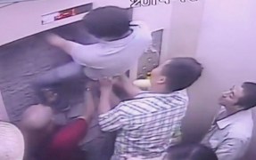 Пассажиры лифта проломили кирпичную стену, чтобы выбраться из застрявшей кабины