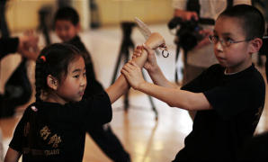 Дети тренируются на курсах самообороны в одной из школ Пекина.