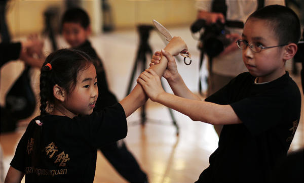 Дети тренируются на курсах самообороны в одной из школ Пекина. 