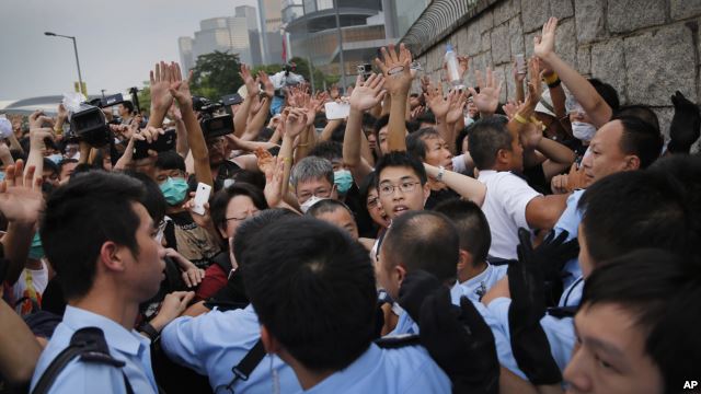Протестующие в Гонконге заблокировали правительственный комплекс