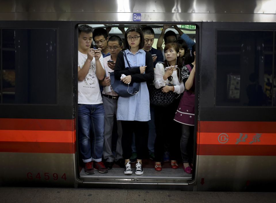 Пассажиры пекинского метро во время часа-пик.