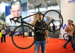 Менеджер одной из компаний демонстрирует велосипед весом 930 грамм на выставке в Нанкине.