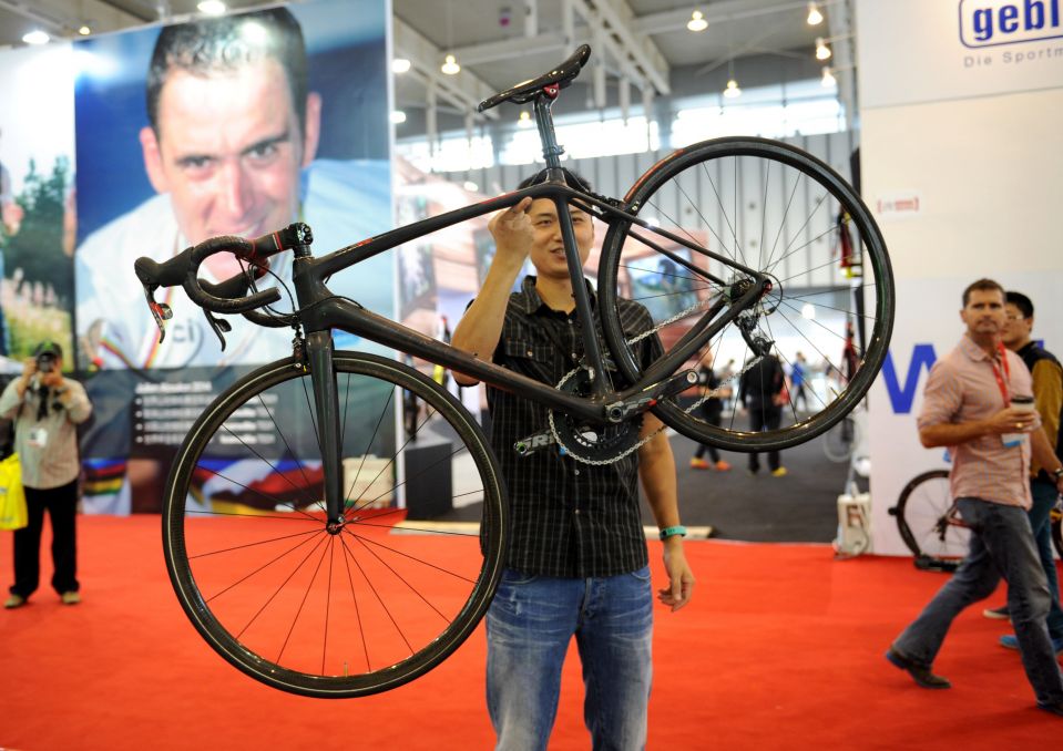 Менеджер одной из компаний демонстрирует велосипед весом 4,65 кг на выставке в Нанкине. За счет использования углеводородного волокна масса его рамы составляет всего 680 грамм