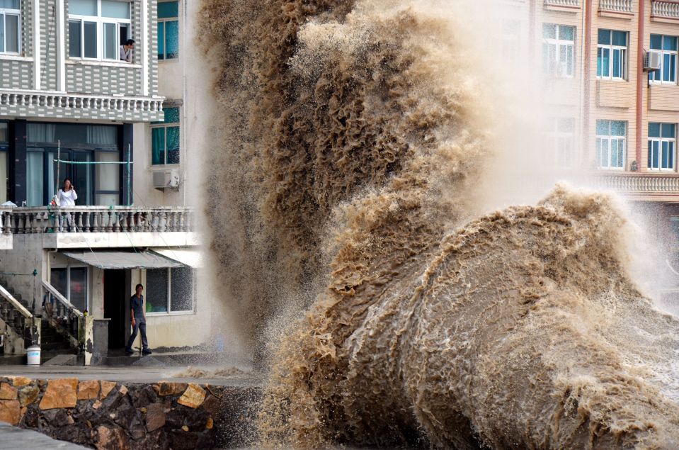 Проходящий недалеко тайфун Vongfong вызвал большие волны в городе Тайчжоу, провинция Чжэцзян. 