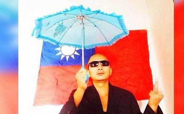 Китайский поэт арестован за фотографию с зонтиком 