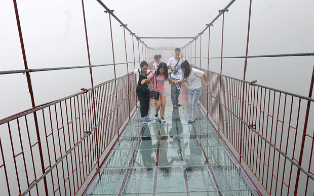 В провинции Хунань построили стеклянный мост для любителей экстрима 
