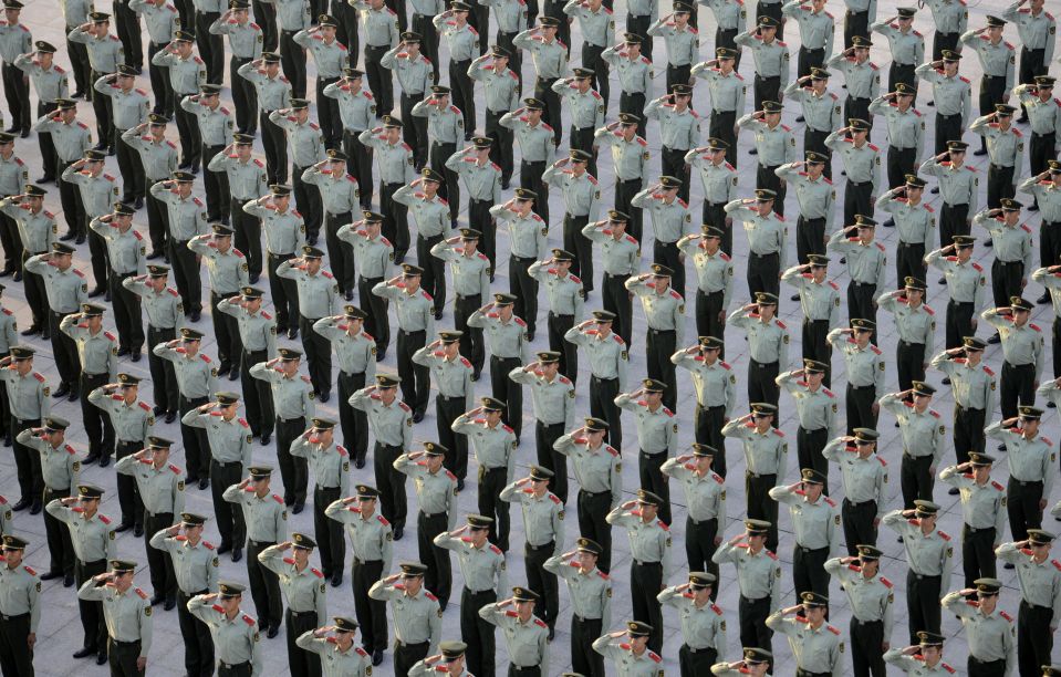 Военные на церемонии поднятия государственного флага в честь 65-летия образования КНР в Нанкине, 1 октября. 