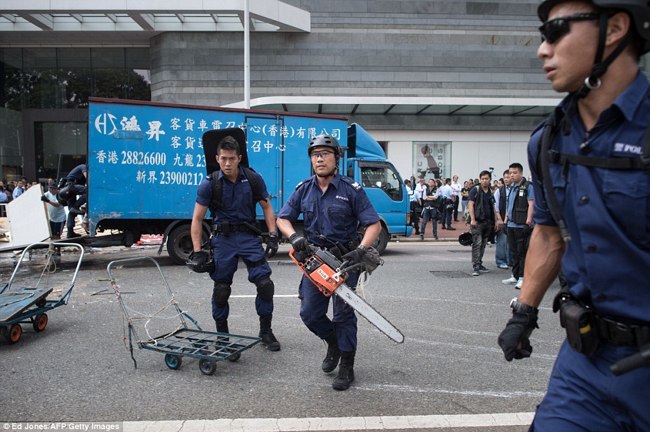 45 протестующих задержаны при сносе баррикад в Гонконге 