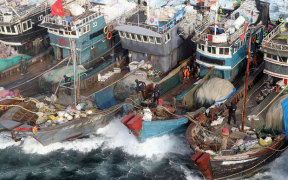 Береговая охрана РК во время задержания в своих водах китайских рыбаков, ноябрь 2011 г.