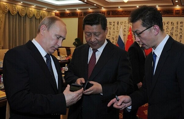 Зачем Путин подарил Си Цзиньпину YotaPhone 2?