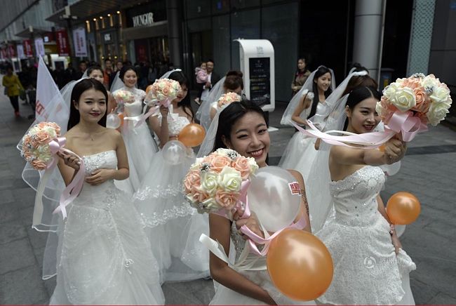 Забег в свадебных платьях: жительницы Чунцина устроили акцию в преддверии Дня холостяков