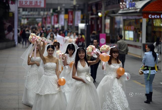 Забег в свадебных платьях: жительницы Чунцина устроили акцию в преддверии Дня холостяков