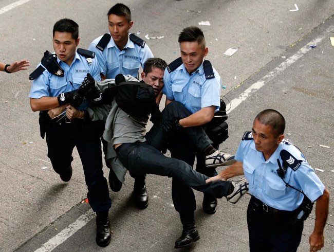 Более 100 протестующих задержаны при разборе баррикад в Гонконге