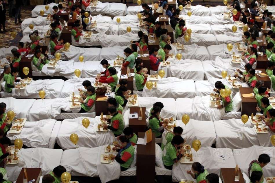 В Шанхае прошел самый массовый завтрак в постели