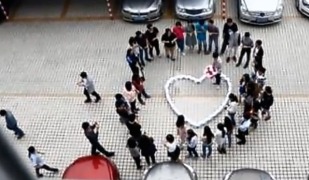 Китаец купил 99 iPhone 6 для признания в любви своей коллеге