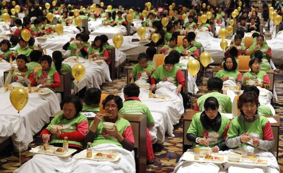 В Шанхае прошел самый массовый завтрак в постели
