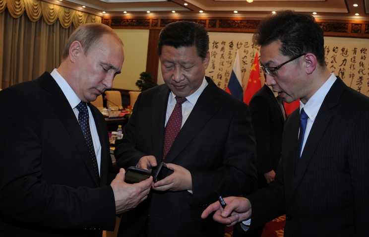 Владимир Путин подарил китайскому лидеру смартфон российского производства YotaPhone-2.