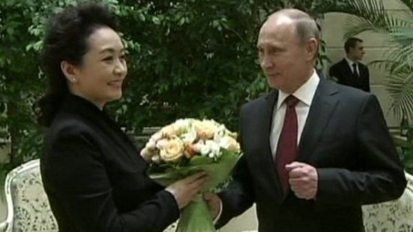 Зачем Владимир Путин флиртовал с женой председателя КНР?