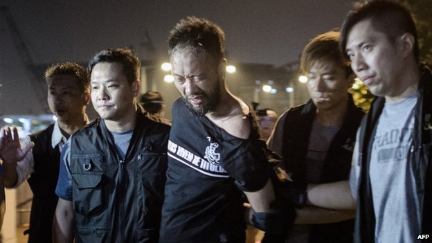 Семь гонконгских полицейских арестованы за избиение активиста