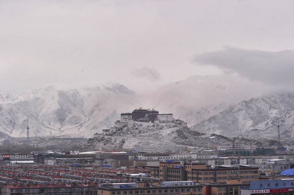 Первый снег в Лхасе, Тибетский автономный район. 